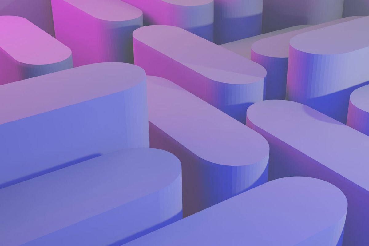 Abstrakte 3D-Formen mit abgerundeten Kanten in Violett und Blau mit weichen Lichtverläufen.