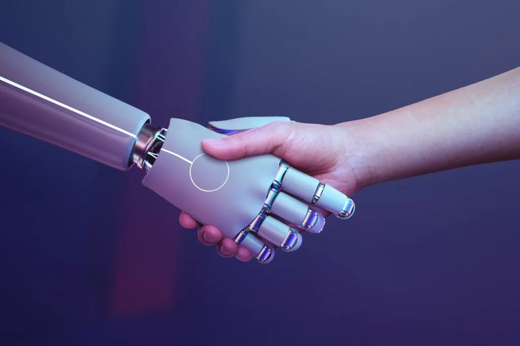 Roboter und Mensch geben sich die Hand