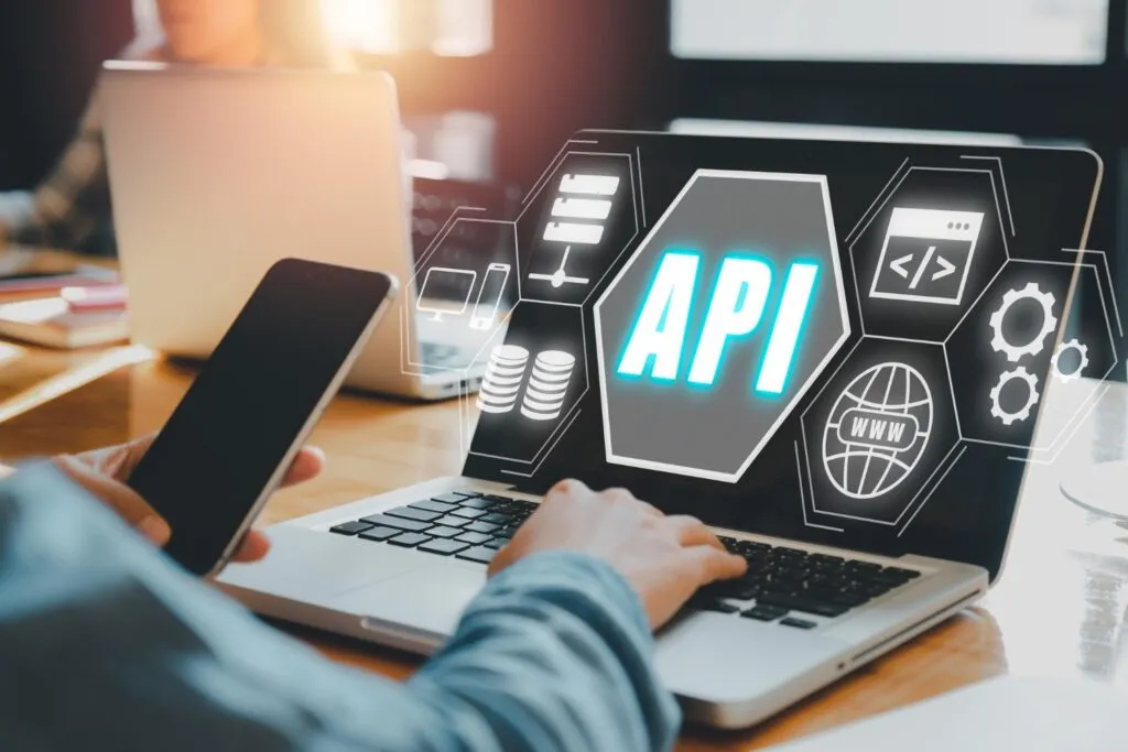 Person vor dem Laptop nutzt die Konversion API