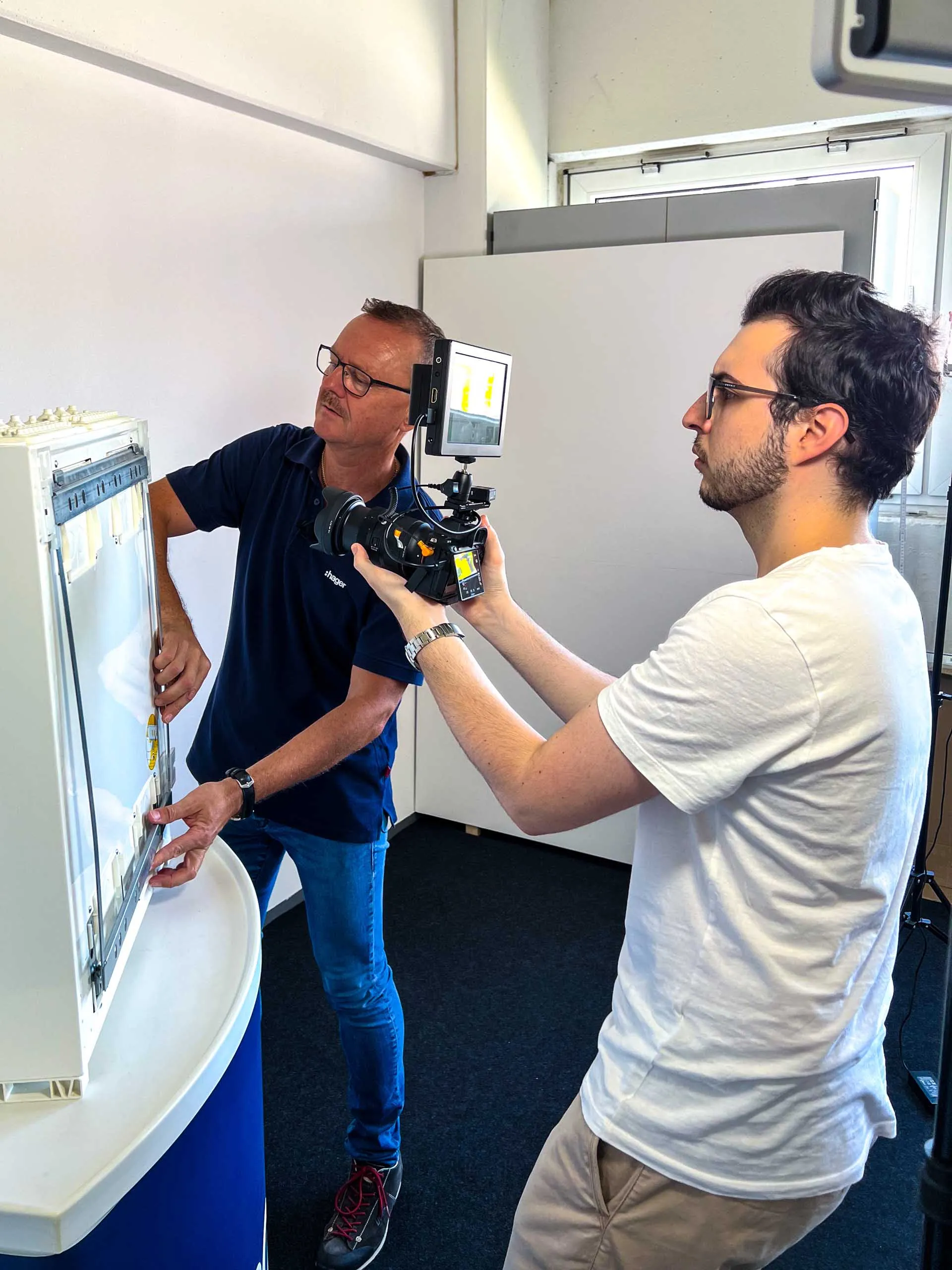 Videodreh bei einem Kunden: Julian filmt, während der Kunde ein Produkt erklärt