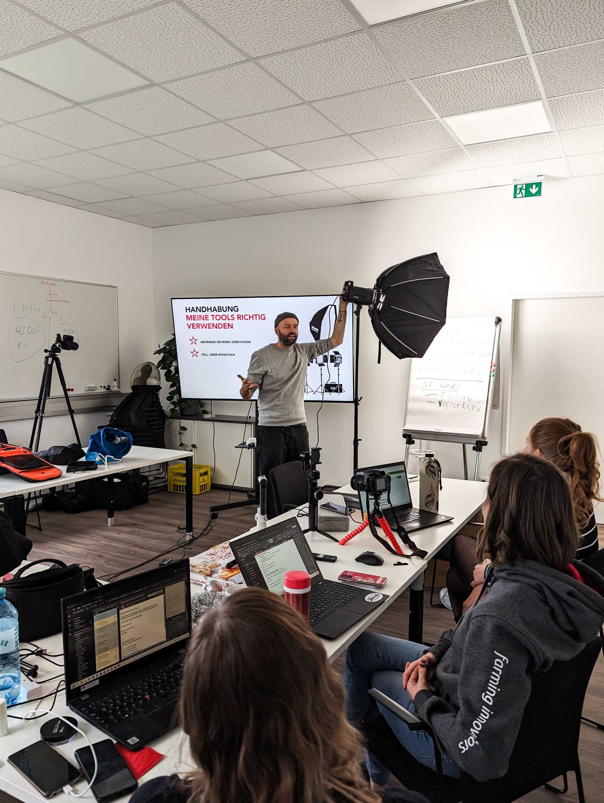 Markus von ZENITBLAU hält einen Workshop vor einer Gruppe mit Laptops