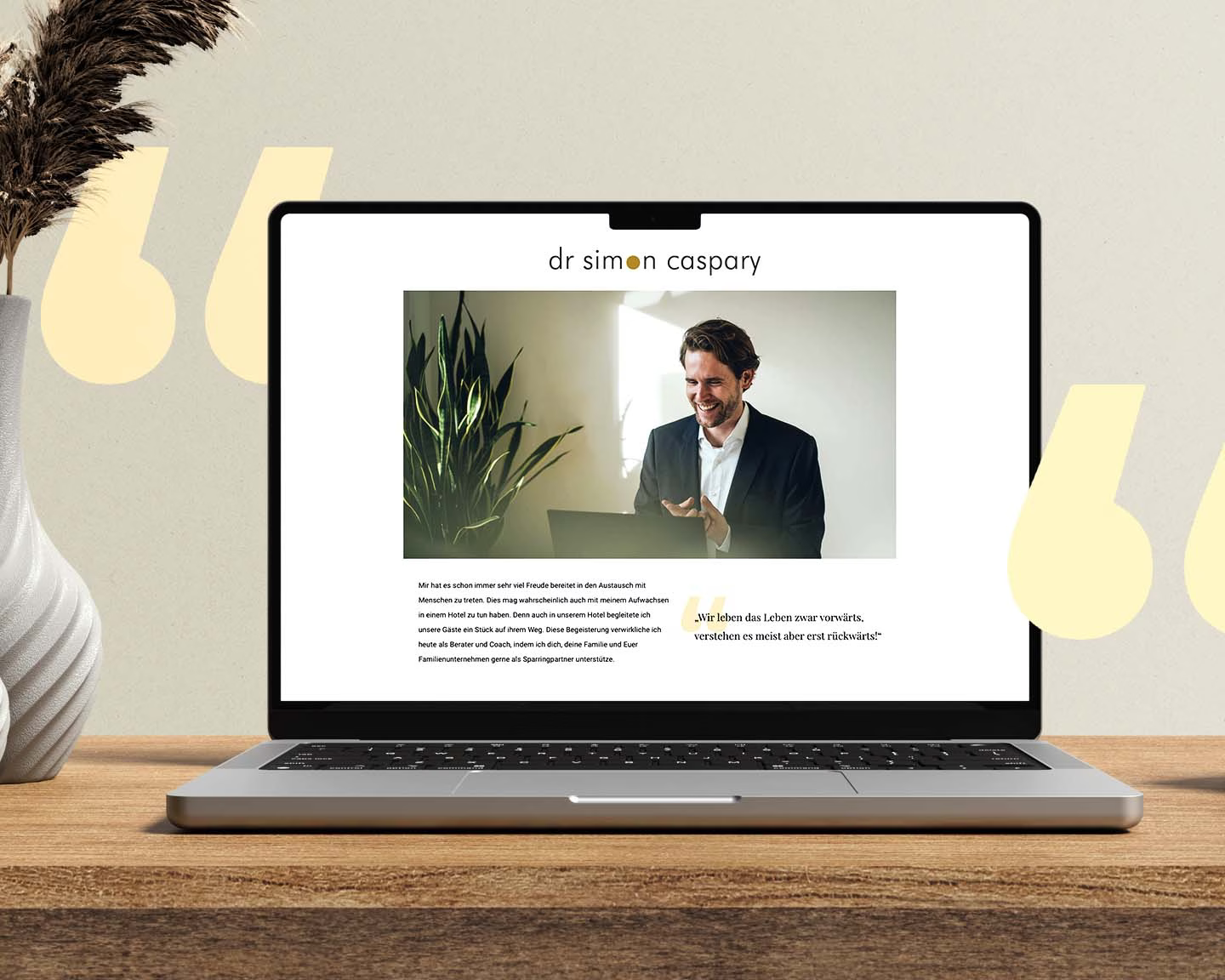 Laptop zeigt Website von Dr. Simon Caspary mit Portrait, Zitat und Vorstellung als Begleiter für Familienunternehmen.