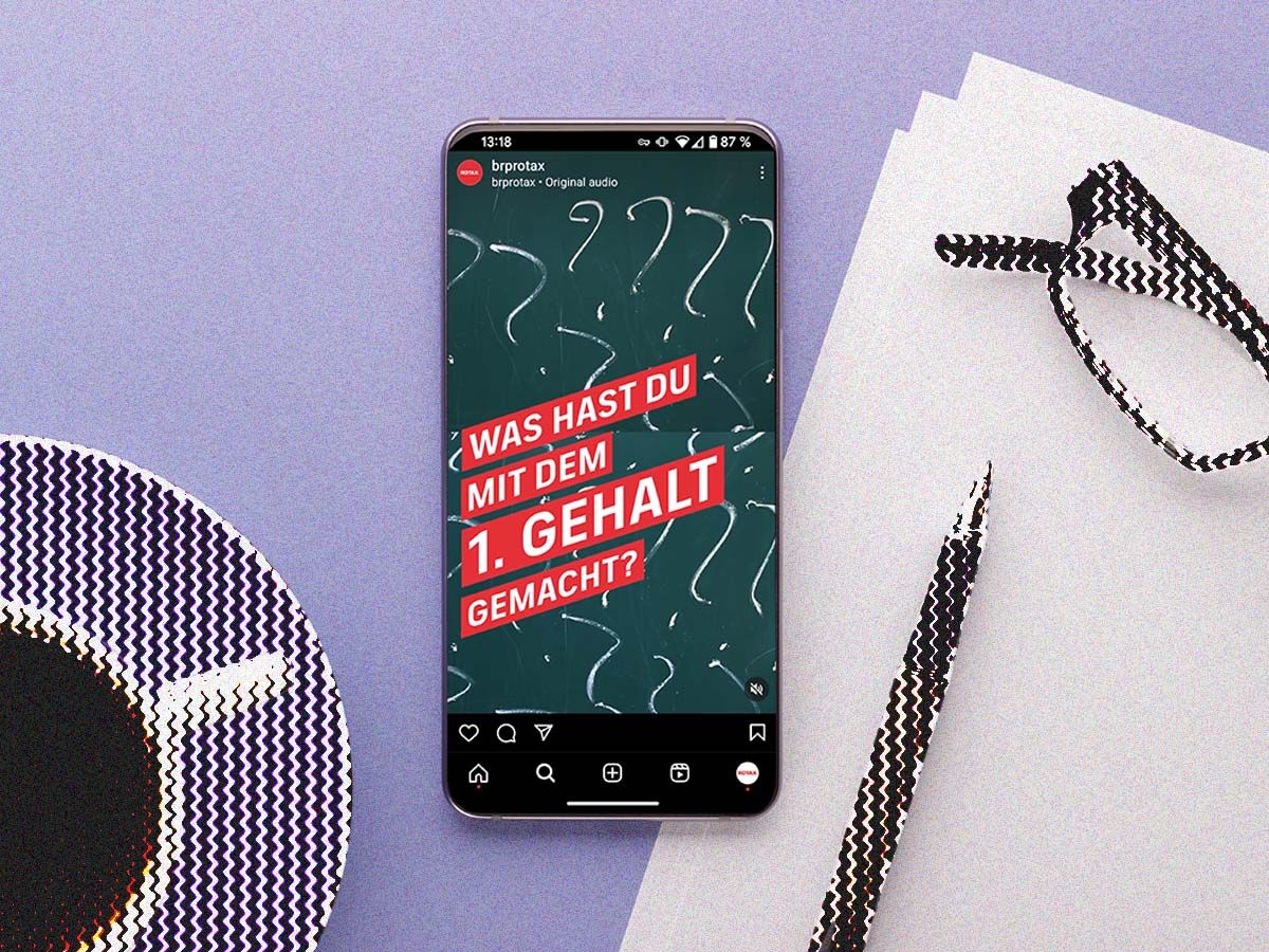 Handy Mockup mit Social Media Feed im Halftone Retro Look