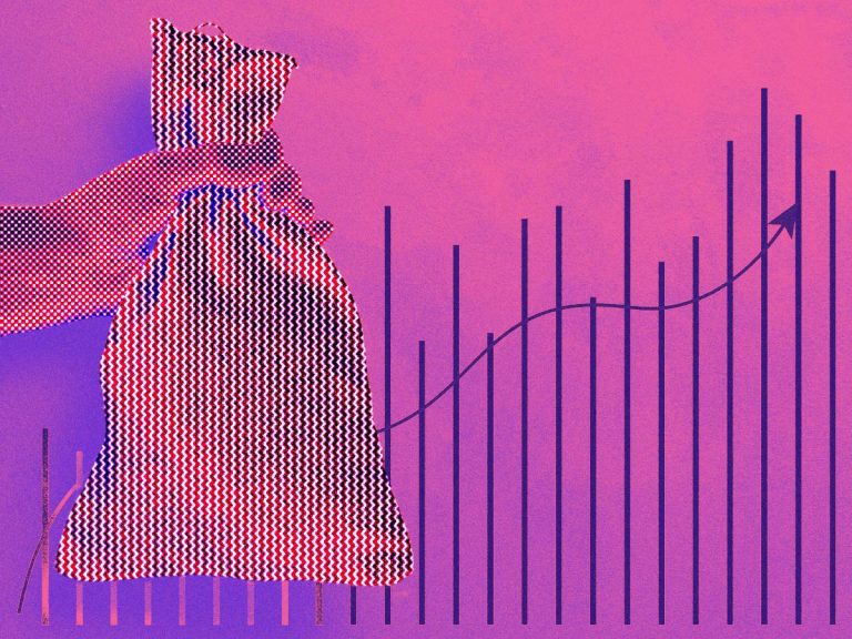 Hand hält einen Sack voller Geld. Im Hintergrund ein Wachstumsdiagramm.