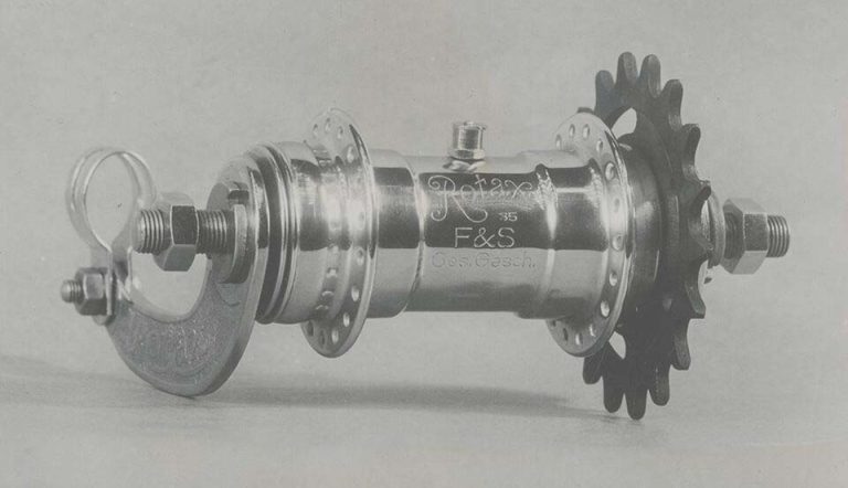 Historische Rotax-Fahrradnabe mit Ritzel aus Metall, detailreich fotografiert als Teil der Rückschau auf 100 Jahre Technik.