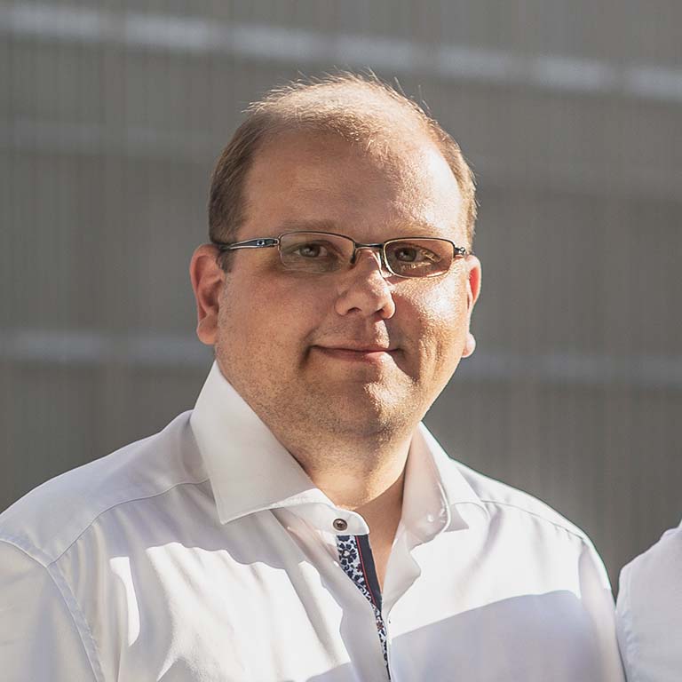 PHP Agentur Steyr 72 Lächelnder Mann mit Brille - Wolfgang Hafenscher