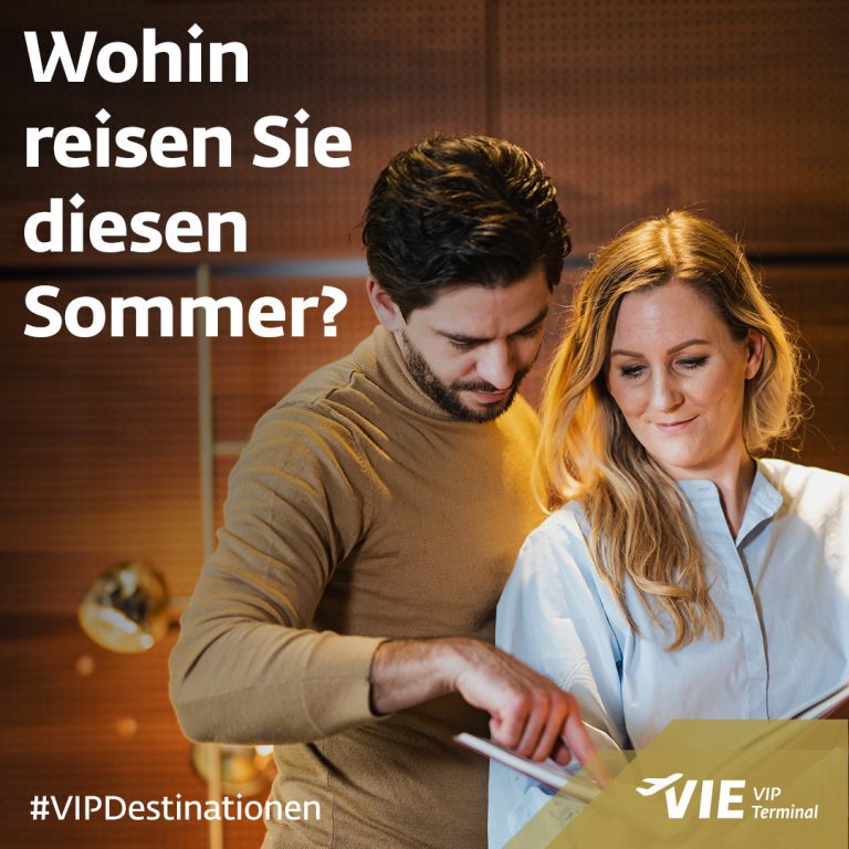 Social Media & Content Marketing für VIP Terminal Vienna Airport 3 Zwei Personen betrachten ein Tablet, Text: „Wohin reisen Sie diesen Sommer?“ – Kampagnenmotiv des VIE VIP Terminals.