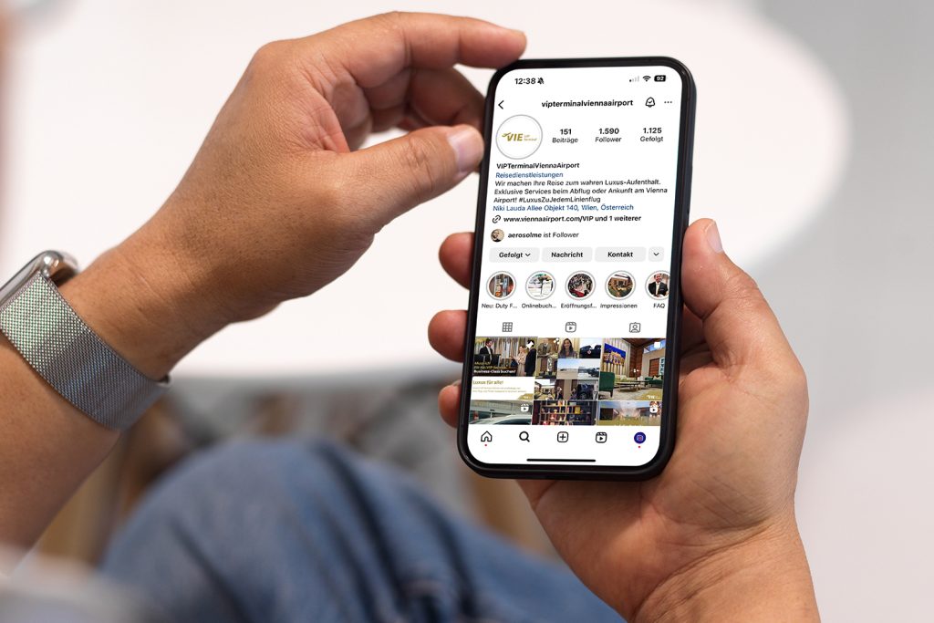 Person hält Smartphone mit geöffnetem Instagram-Profil des VIE VIP Terminals, zu sehen sind Highlights und Beitragsübersicht.