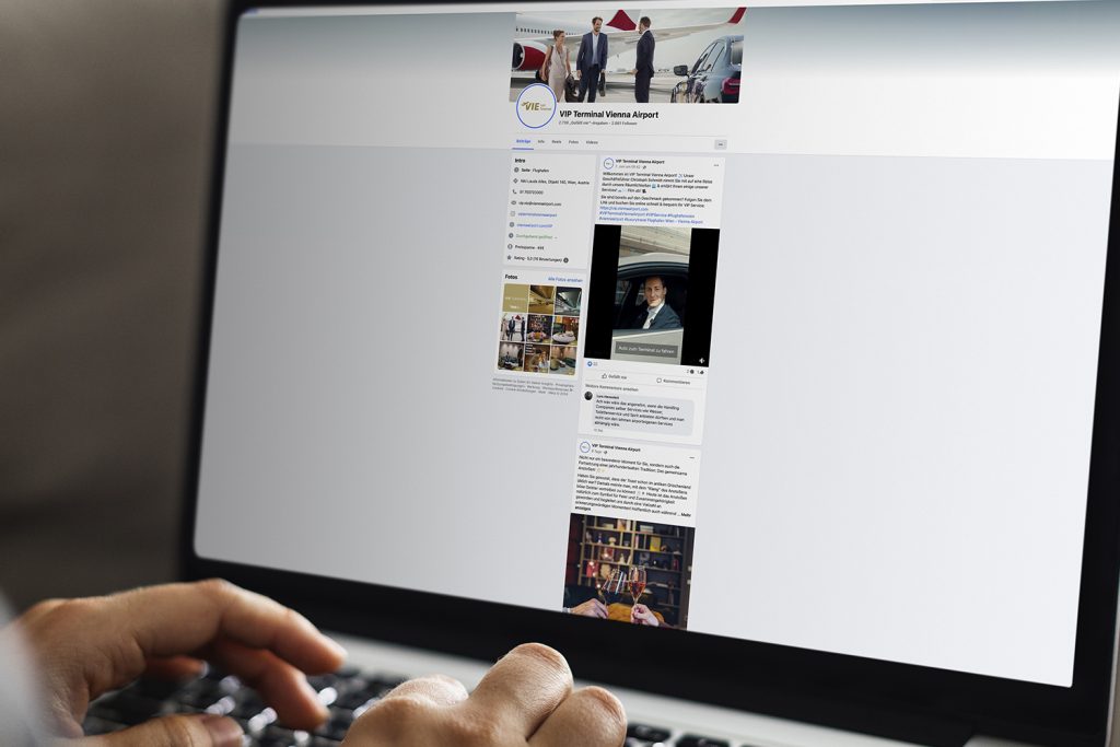 Person nutzt Laptop mit geöffneter Facebook-Seite des VIE VIP Terminals, sichtbar sind Beiträge, Fotos und Kontaktinfos.