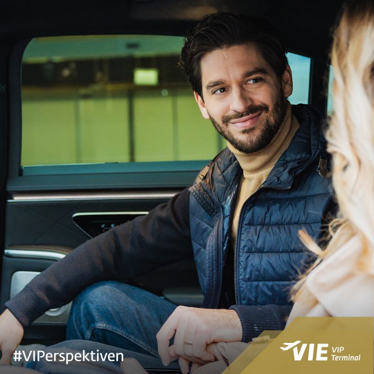 Social Media & Content Marketing für VIP Terminal Vienna Airport 5 Mann sitzt auf Rückbank eines Autos und lächelt einer Frau zu, Szene aus dem VIP Terminal Wien.