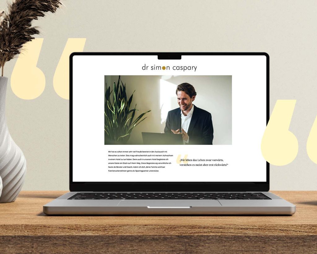 Wordpress Website für Unternehmensberater Dr. Simon Caspary 5 Laptop zeigt Website von Dr. Simon Caspary mit Portrait, Zitat und Vorstellung als Begleiter für Familienunternehmen.