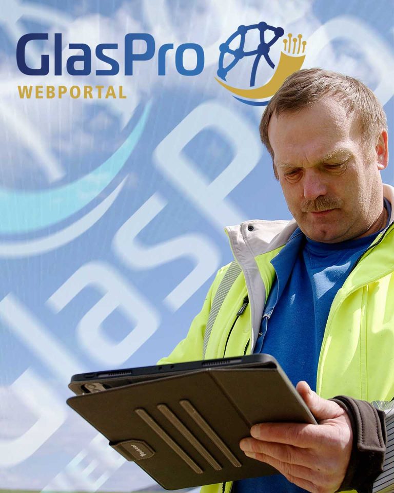 Mann in Arbeitskleidung nutzt Tablet vor GlasPro-Webportal-Grafik mit Logo, Szene aus digitaler Infrastruktur-Anwendung.
