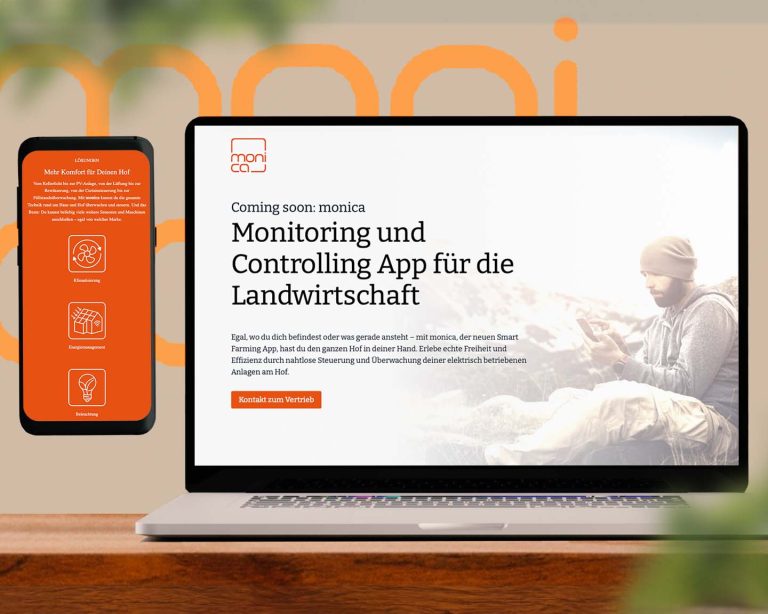 Laptop und Smartphone zeigen Website zur App „monica“ für landwirtschaftliches Monitoring, daneben Mann mit Smartphone auf Wiese.