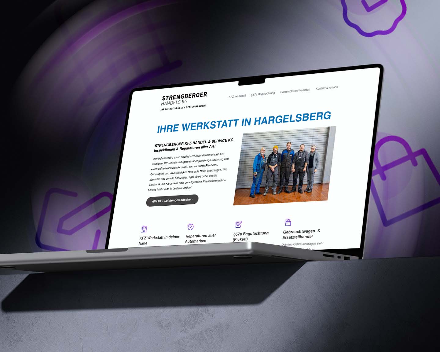 Laptop zeigt Website der Kfz-Werkstatt Strengberger in Hargelsberg mit Teamfoto, Leistungsübersicht und Standortinfos.