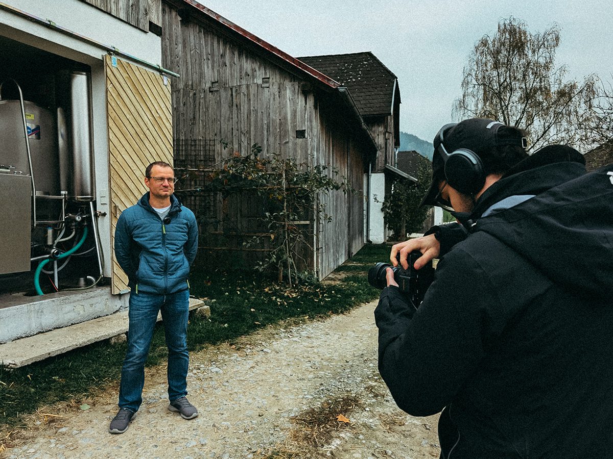 Mann wird von kameramann gefilmt, es handelt sich um eine zenitblau referenz monica