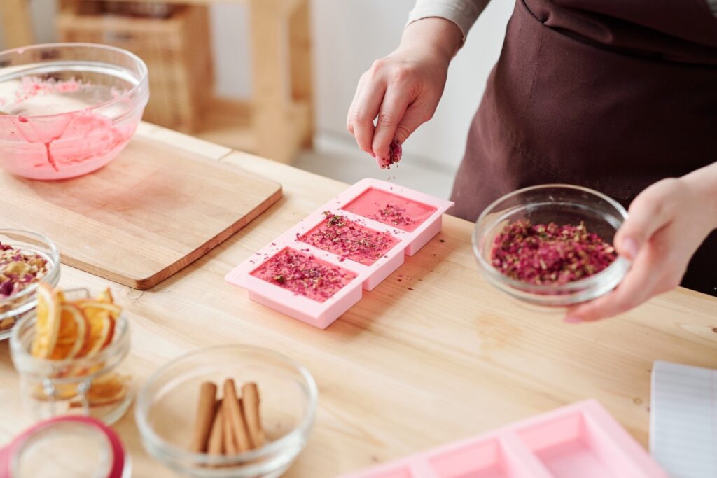 Nahaufnahme eines Herstellungsprozesses von Seife