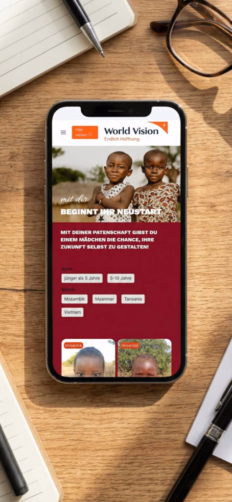 Mobiltelefon liegt auf einem Holztisch