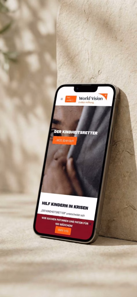 Mobiltelefon lehnt an Hausmauer