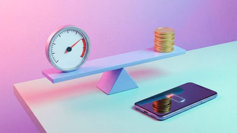 Waage mit einer Münzstapel und einem Messgerät, daneben ein Handy, das aufgeladen wird.