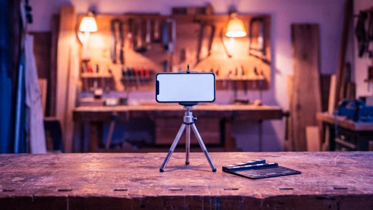 Handy auf Stativ mit Kinoschneidebrettchen.