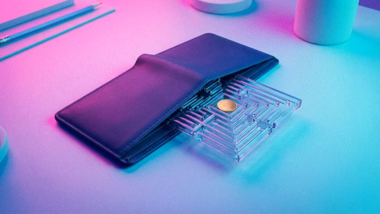 Geldbörse mit Münze in einem transparenten Labyrinth.