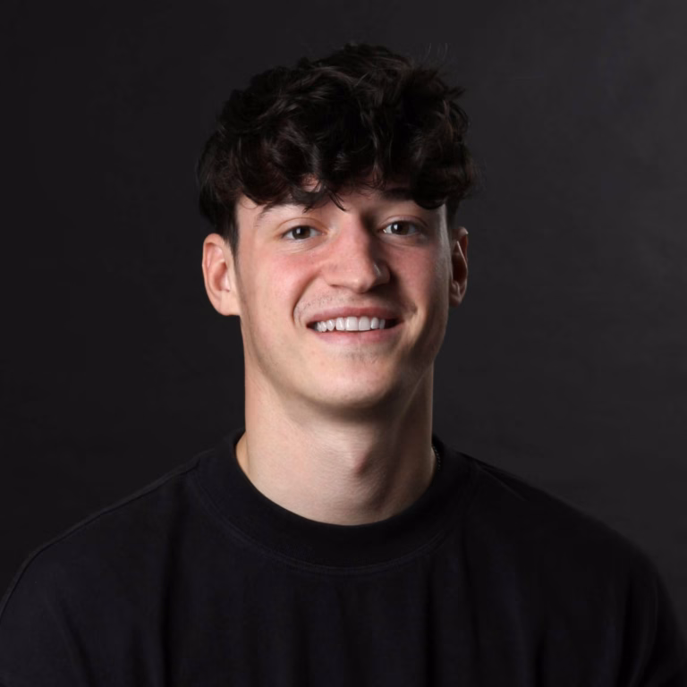 Paul Pircher 8 Junger Mann mit dunklen Haaren und schwarzem Pullover lächelt in die Kamera