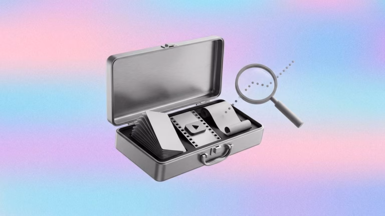 Ein Koffer mit einem Filmstreifen und einer Lupe