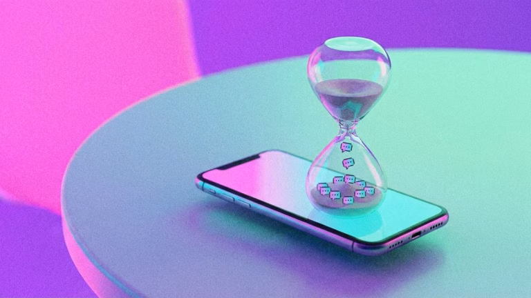 Sanduhr mit Chat-Blasen auf einem Smartphone